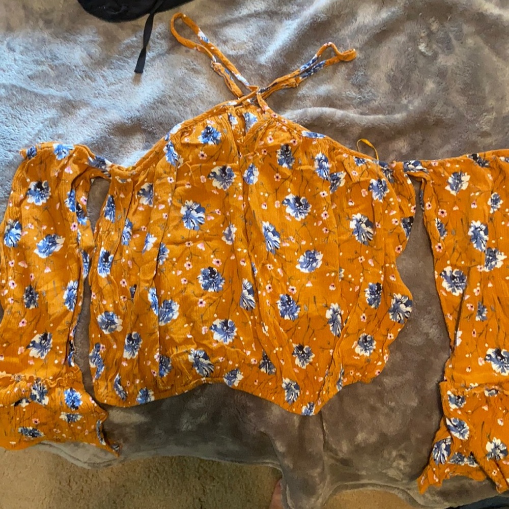 Gorgeous floral top in new condition